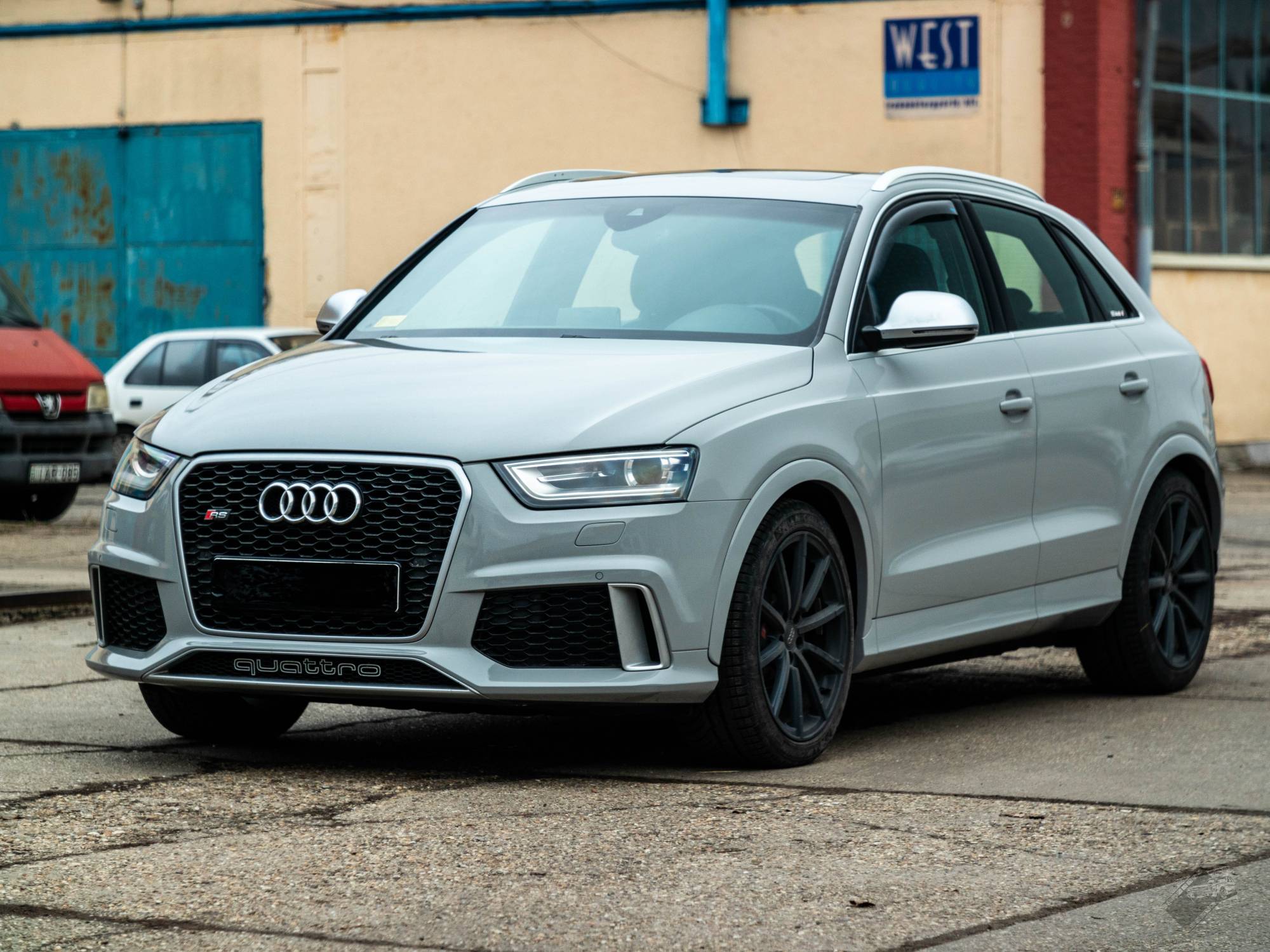 Audi RS Q3 autó fóliázás - KPMF Gloss Chalk White K75411 nardo szürke karosszériafólia bal első nézet
