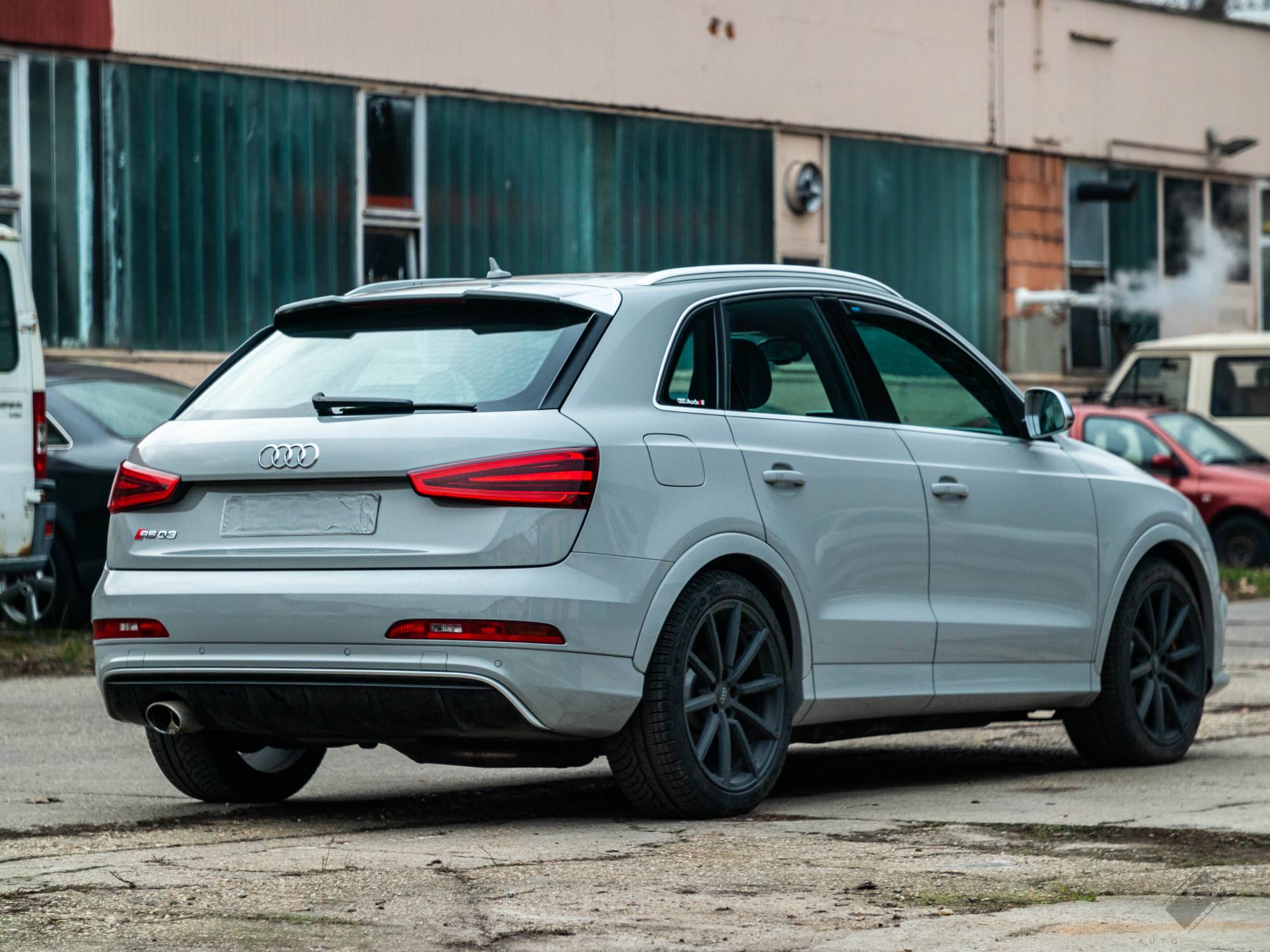 Audi RS Q3 autó fóliázás - KPMF Gloss Chalk White K75411 nardo szürke karosszériafólia jobb hátsó nézet