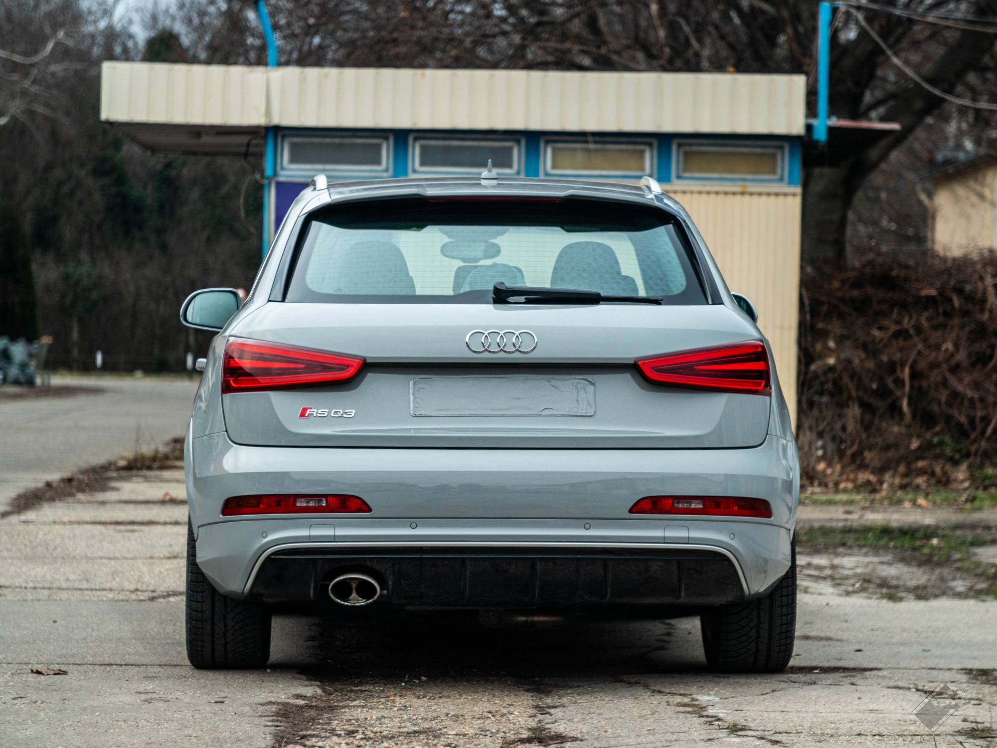 Audi RS Q3 autófóliázás - KPMF Gloss Chalk White K75411 nardo szürke autó fólia hátsó nézet