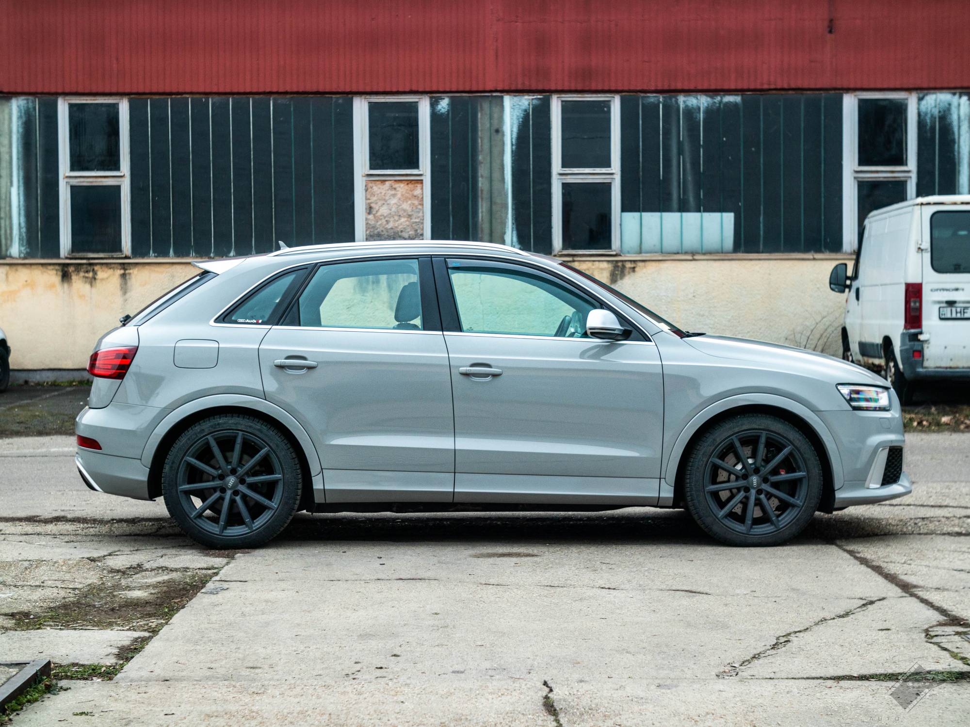 Audi RS Q3 autófóliázás - KPMF Gloss Chalk White K75411 nardo szürke autó fólia jobb oldal nézet