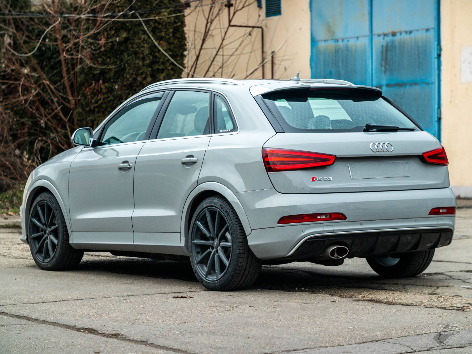 Audi RS Q3 karosszéria fóliázás - KPMF Gloss Chalk White K75411 nardo szürke autófólia bal hátsó nézet