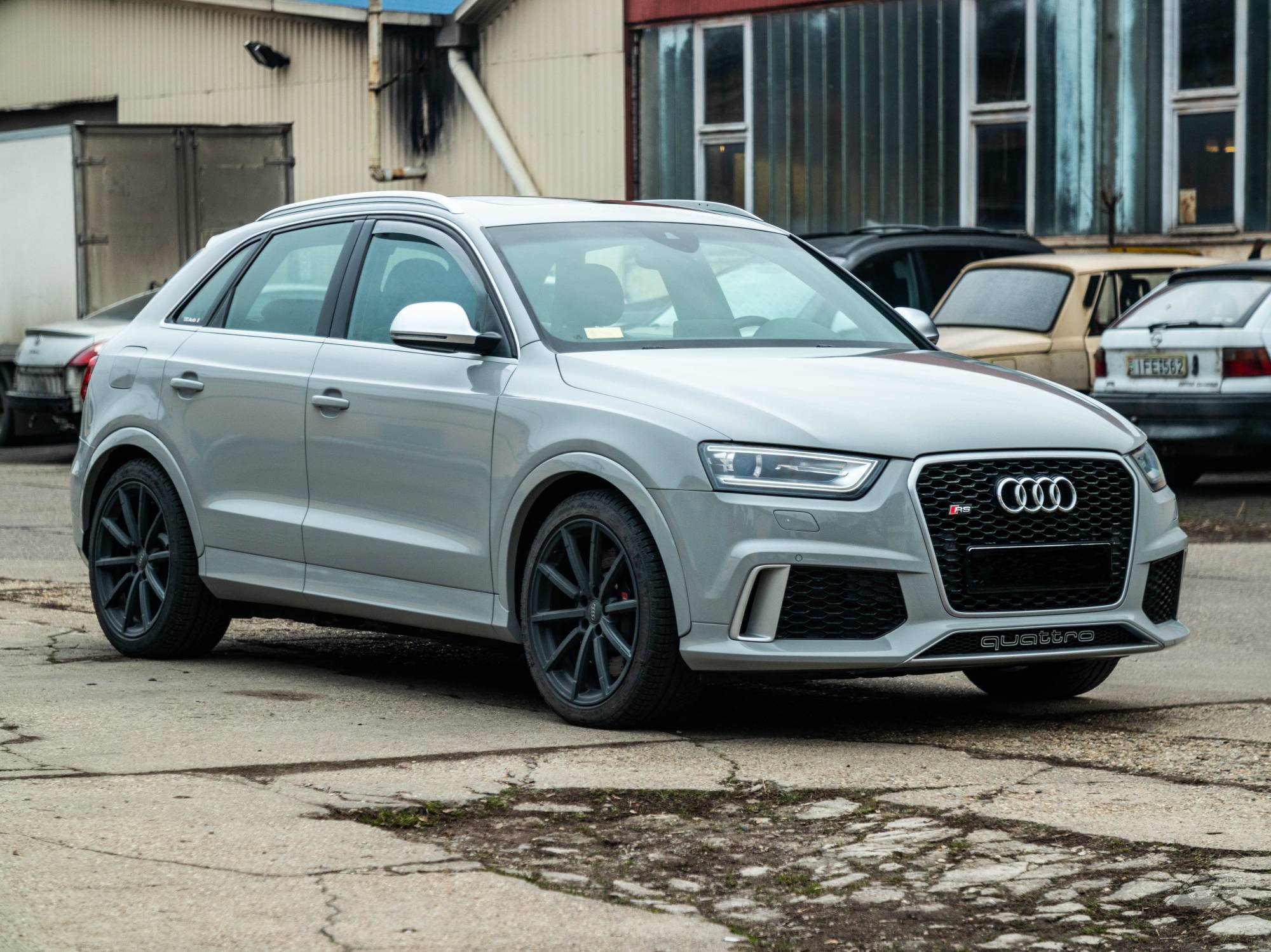 Audi RS Q3 karosszéria fóliázás - KPMF Gloss Chalk White K75411 nardo szürke autófólia jobb első nézet