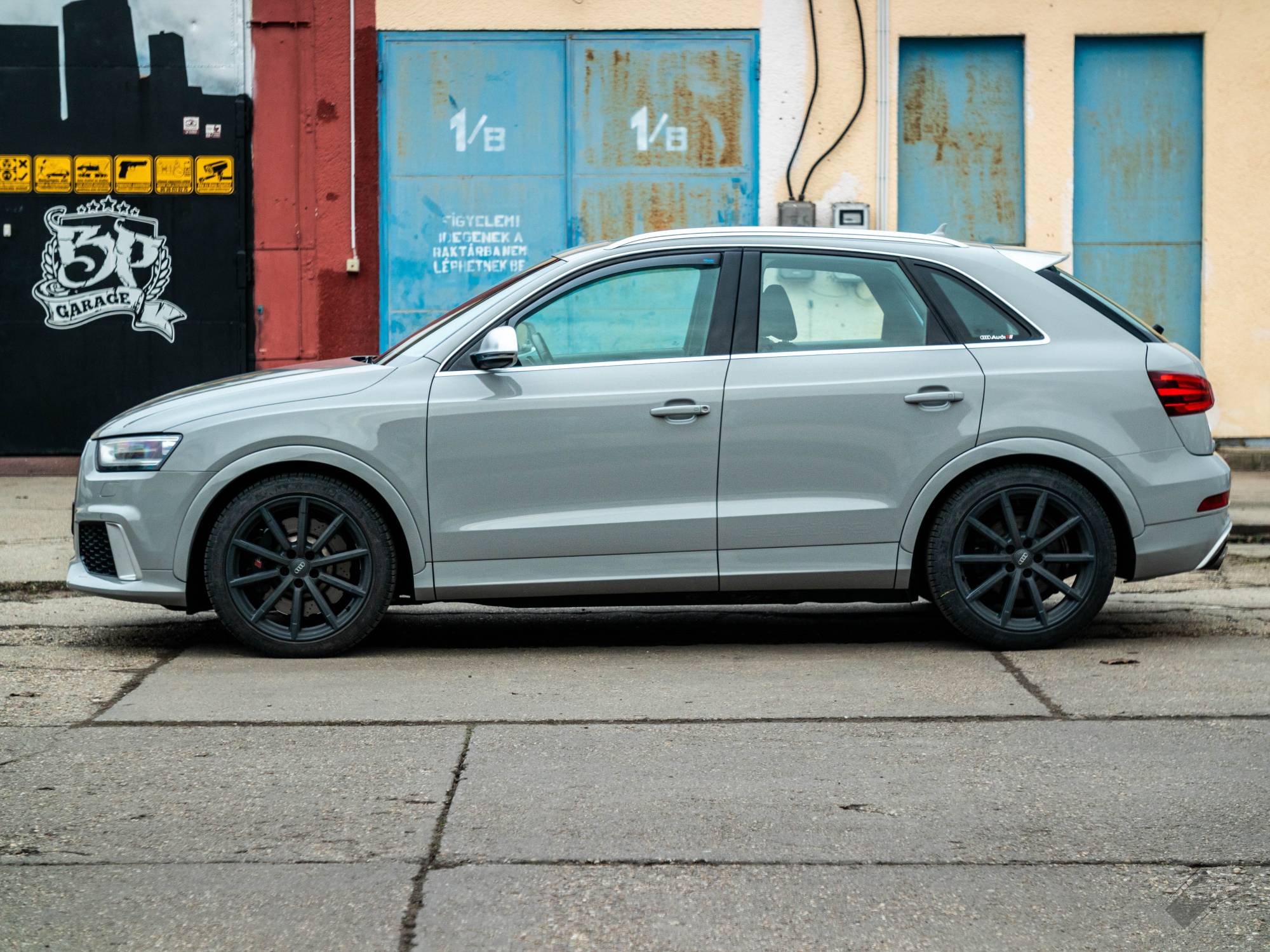 Audi RS Q3 karosszériafóliázás - KPMF Gloss Chalk White K75411 nardo szürke karosszéria fólia bal oldal nézet