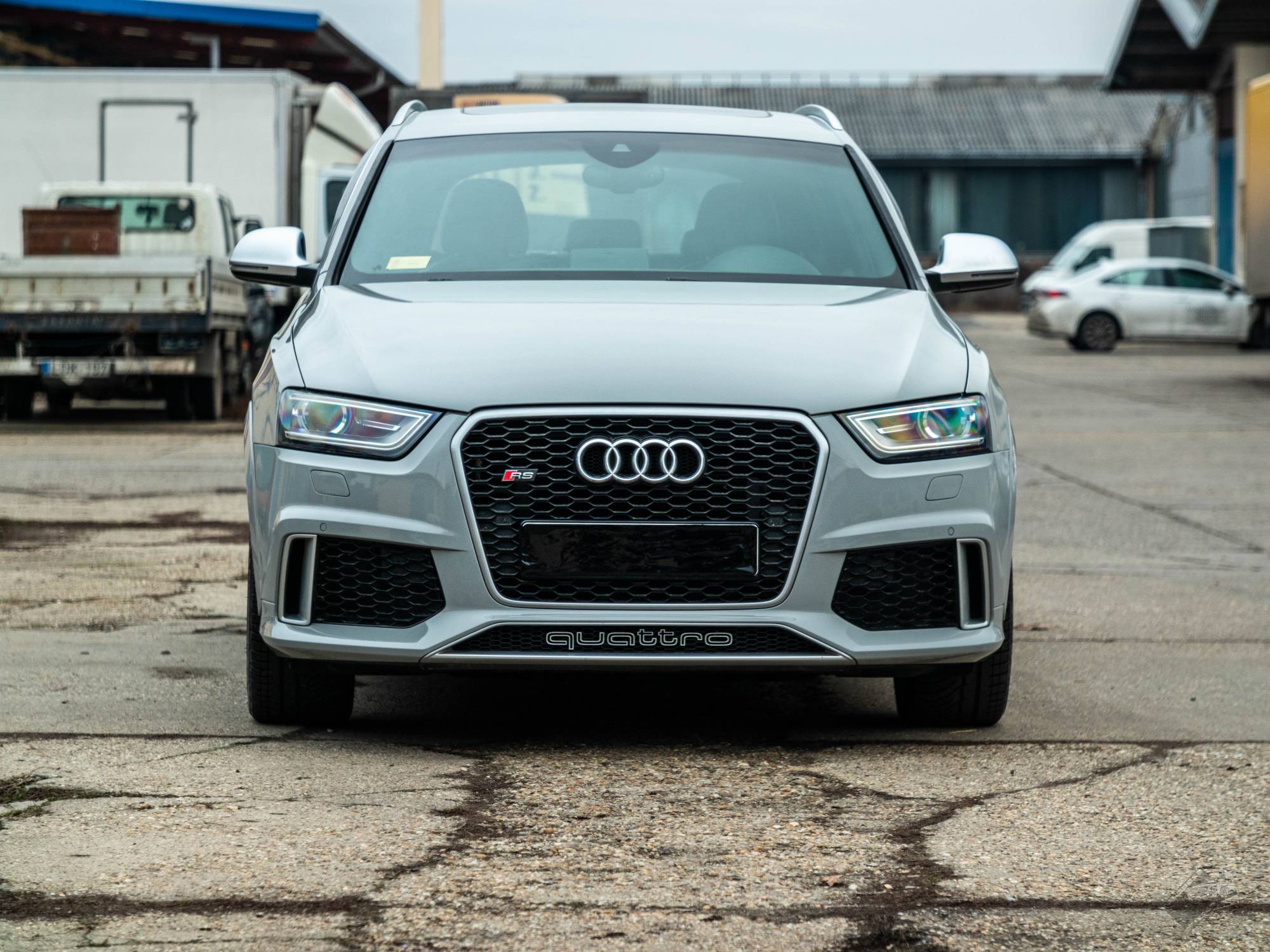 Audi RS Q3 karosszériafóliázás - KPMF Gloss Chalk White K75411 nardo szürke karosszéria fólia első nézet