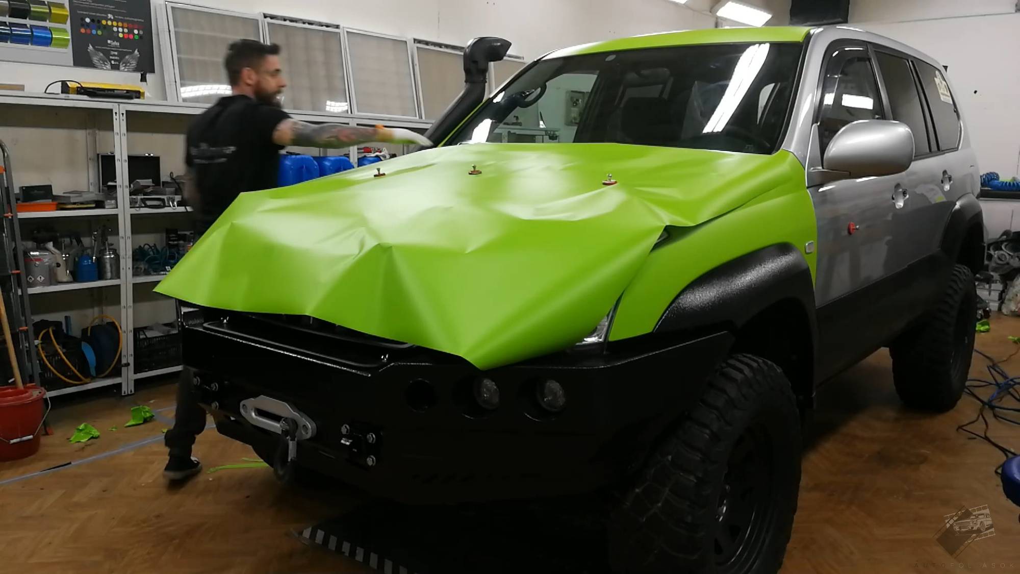 Toyota Landcruiser autó fóliázás - KPMF Lime Green K89073 lime zöld karosszériafólia eredeti állapot