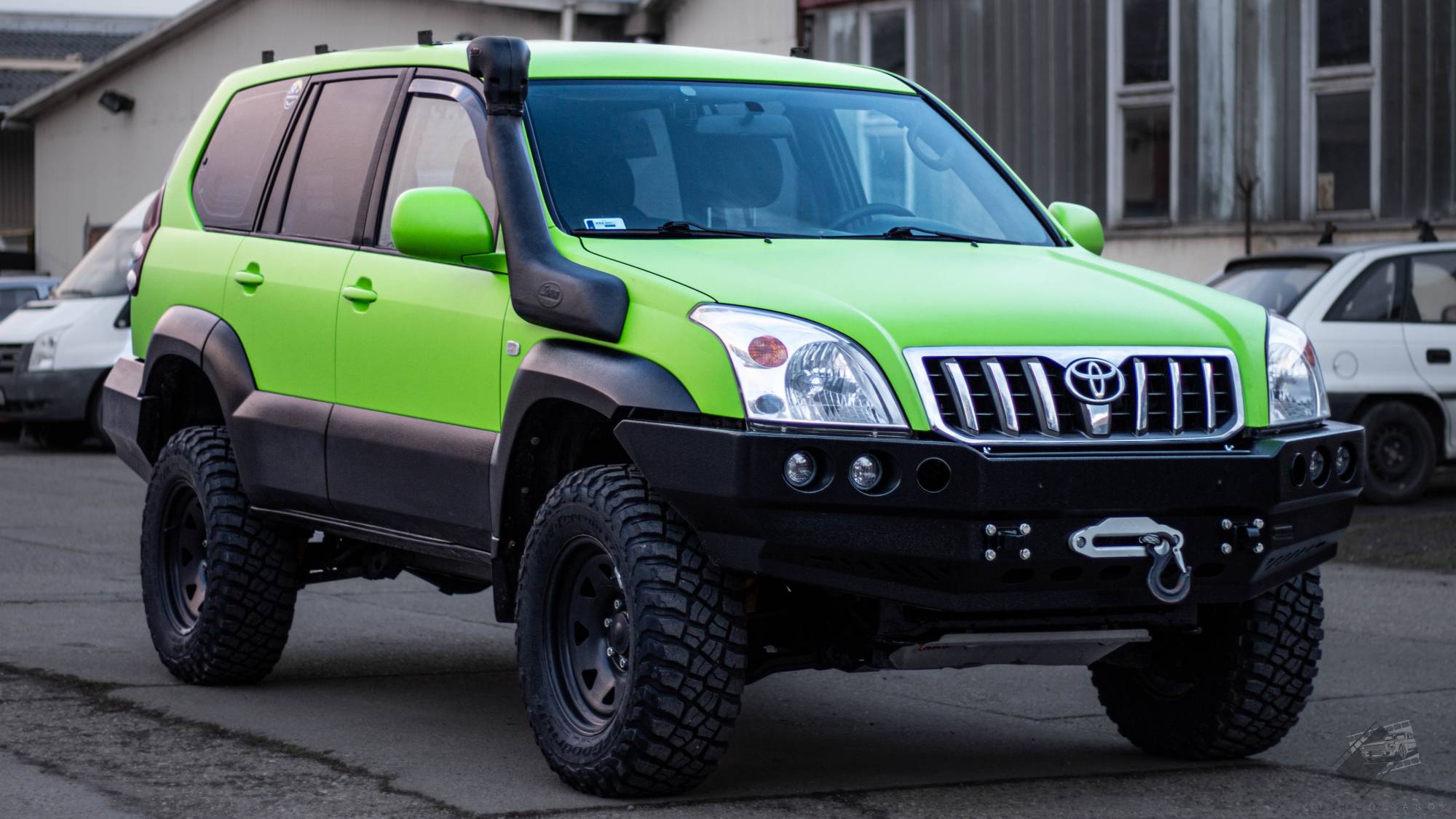 Toyota Landcruiser autó fóliázás - KPMF Lime Green K89073 lime zöld karosszériafólia jobb első nézet