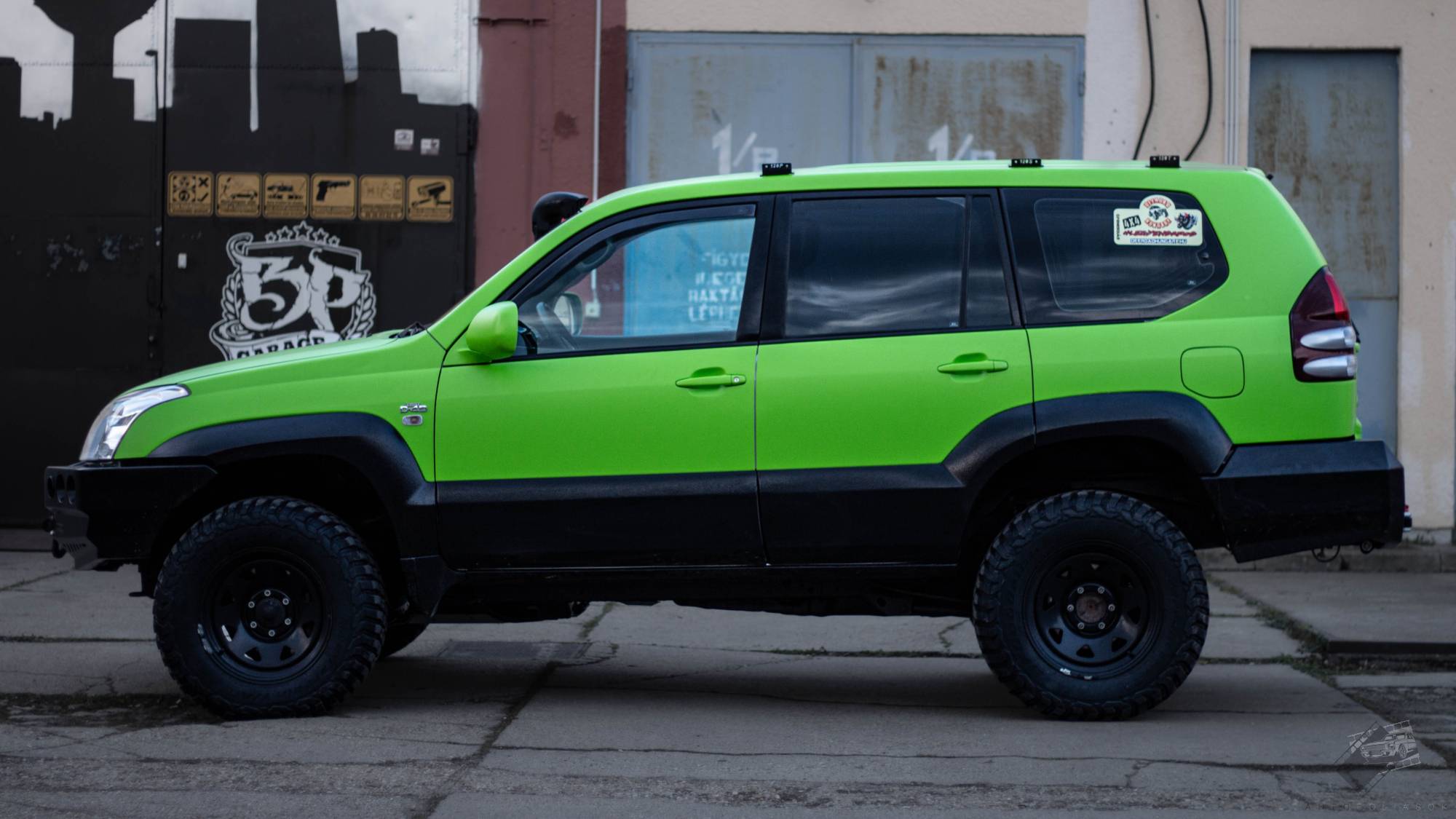 Toyota Landcruiser autófóliázás - KPMF Lime Green K89073 lime zöld autó fólia bal oldal nézet