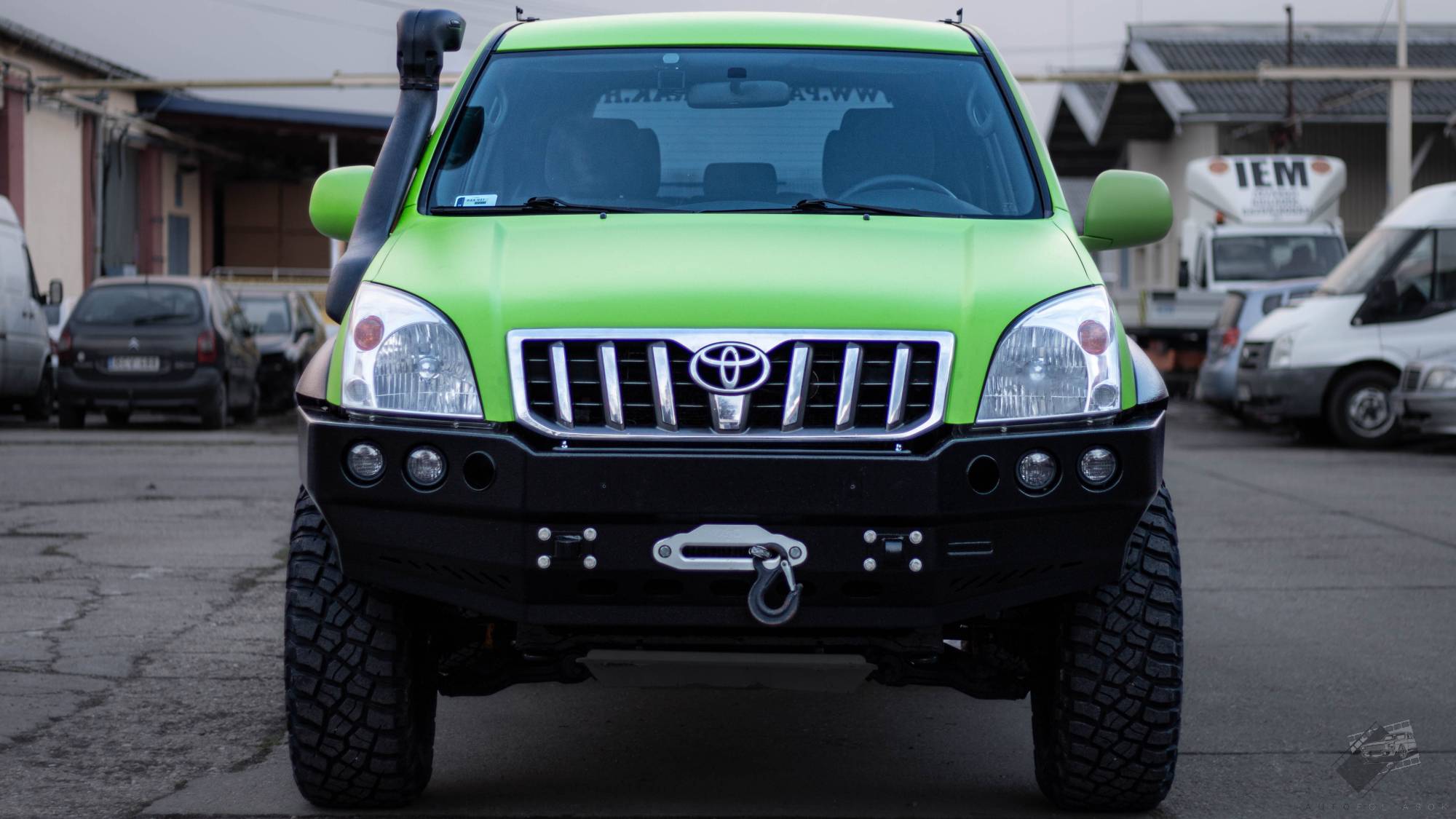 Toyota Landcruiser autófóliázás - KPMF Lime Green K89073 lime zöld autó fólia első nézet