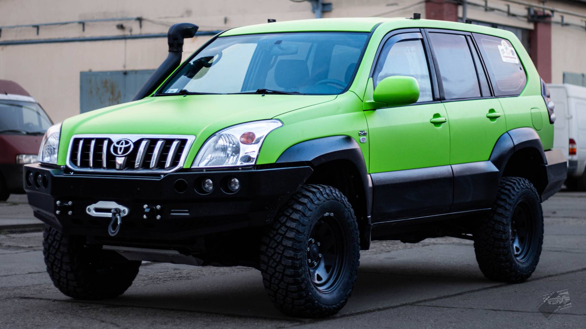 Toyota Landcruiser karosszéria fóliázás - KPMF Lime Green K89073 lime zöld autófólia bal első nézet