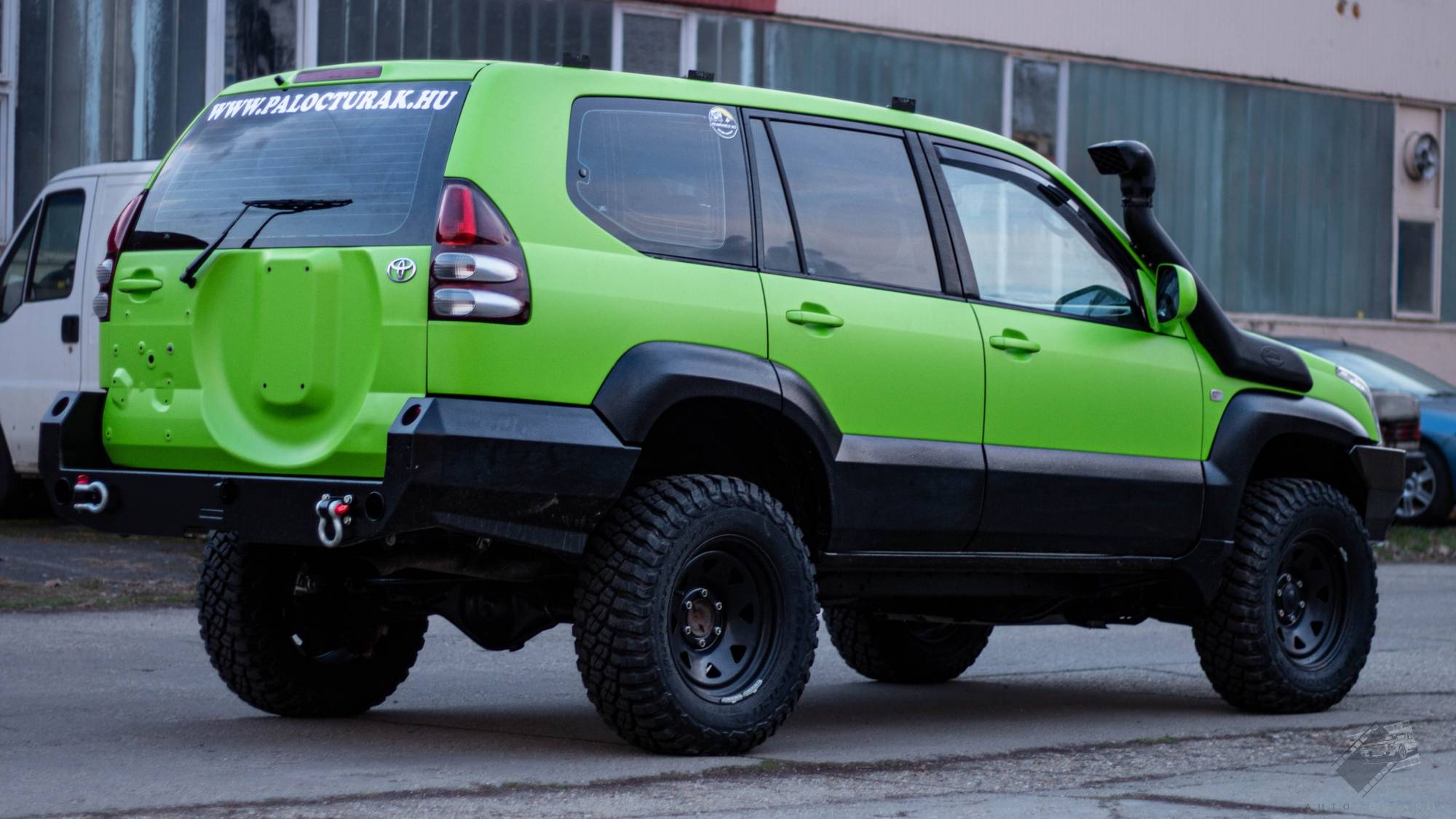 Toyota Landcruiser karosszéria fóliázás - KPMF Lime Green K89073 lime zöld autófólia jobb hátsó nézet
