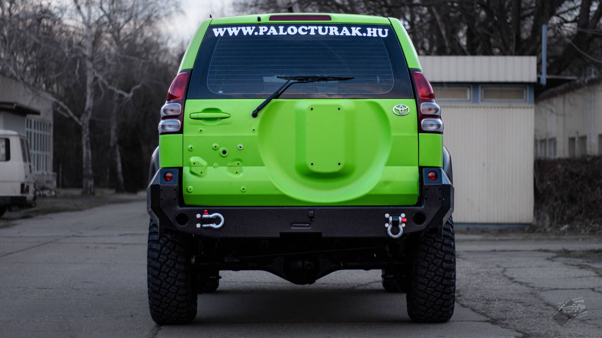 Toyota Landcruiser karosszériafóliázás - KPMF Lime Green K89073 lime zöld karosszéria fólia hátsó nézet