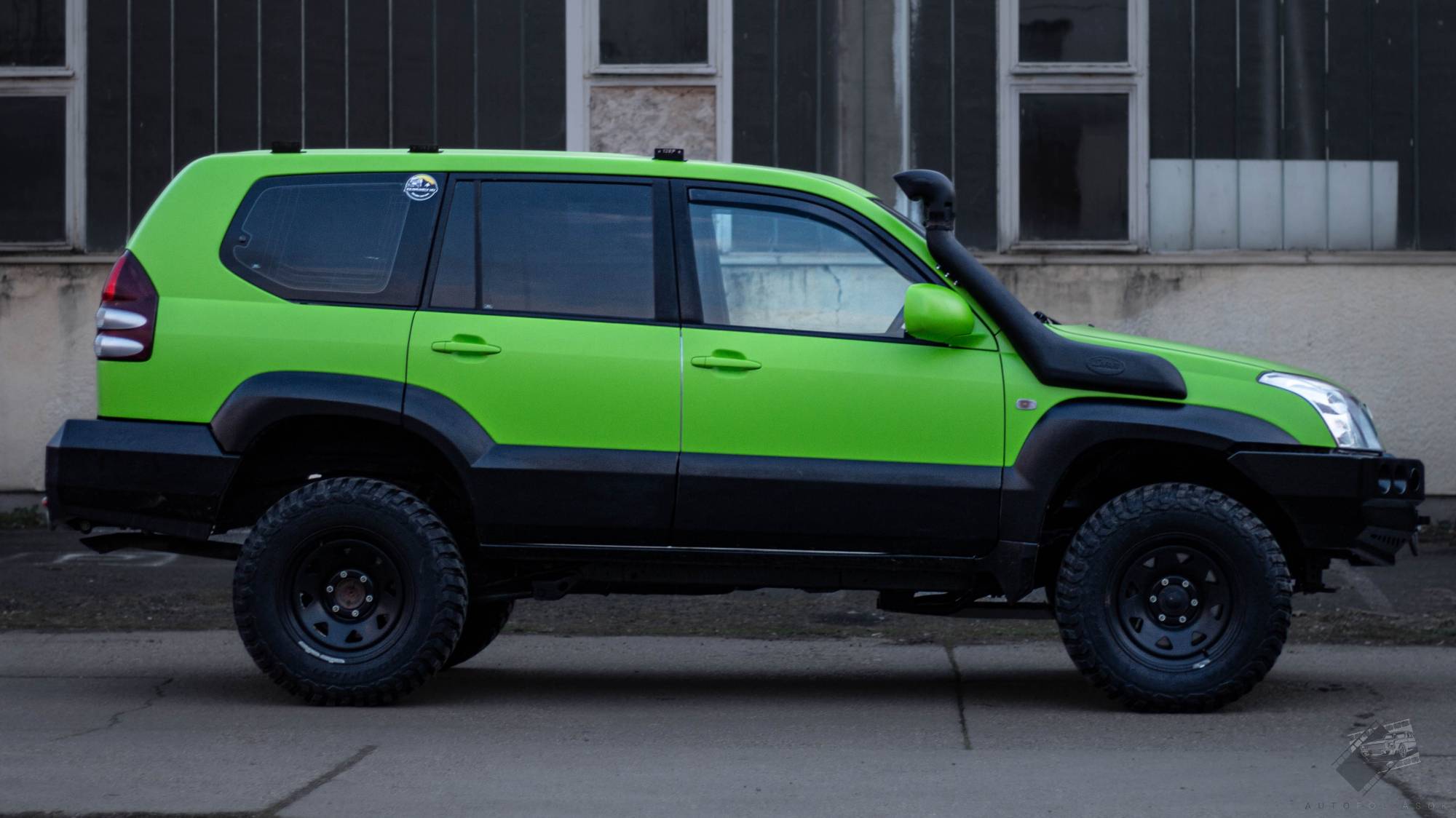 Toyota Landcruiser karosszériafóliázás - KPMF Lime Green K89073 lime zöld karosszéria fólia jobb oldal nézet